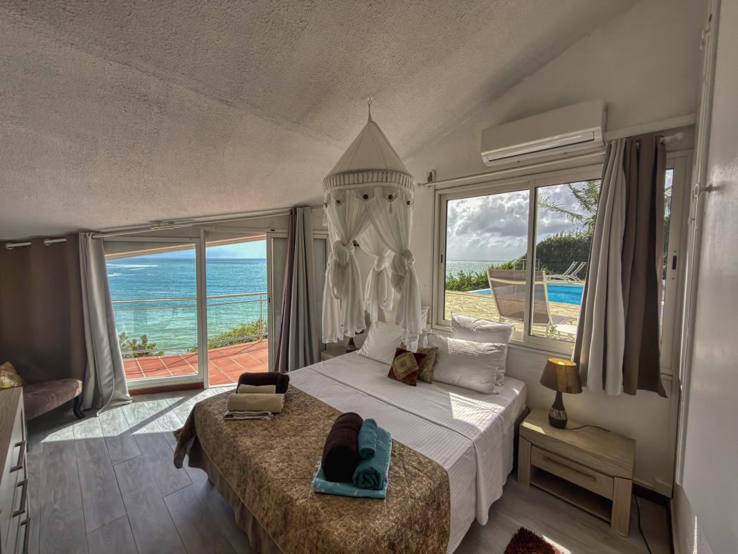23.Location Villa piscine vue mer Ste Anne Guadeloupe_Chambre 1 vue mer